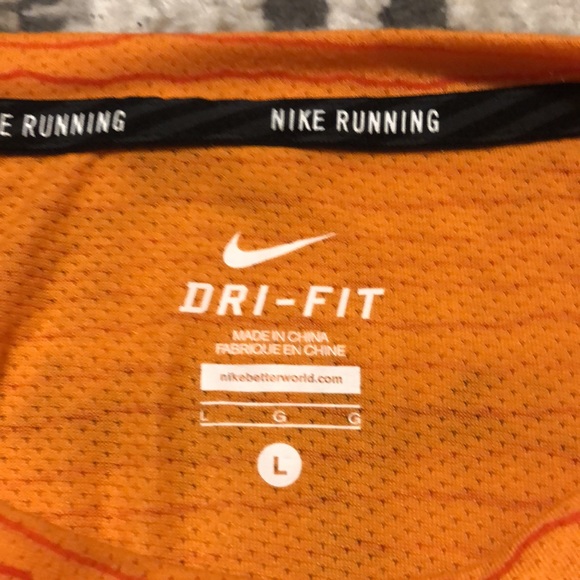 Nike Tailwind running t-shirt. Large - Picture 3 of 3